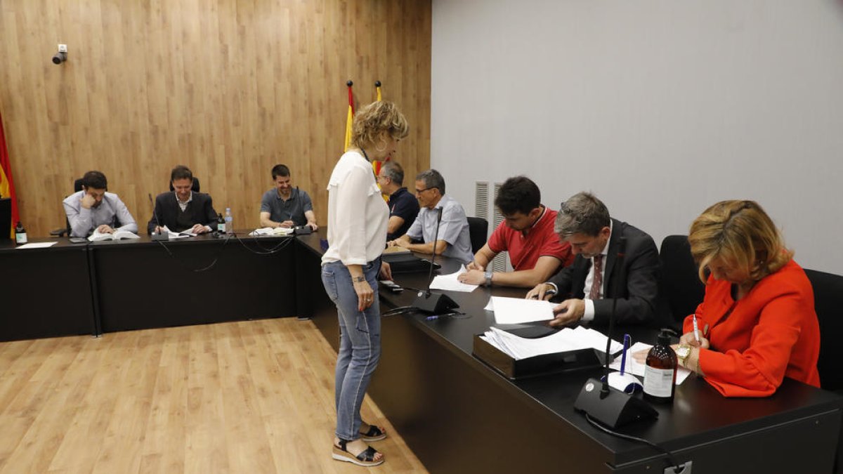 Recuento general de votos el pasado viernes en la junta electoral en Lleida.
