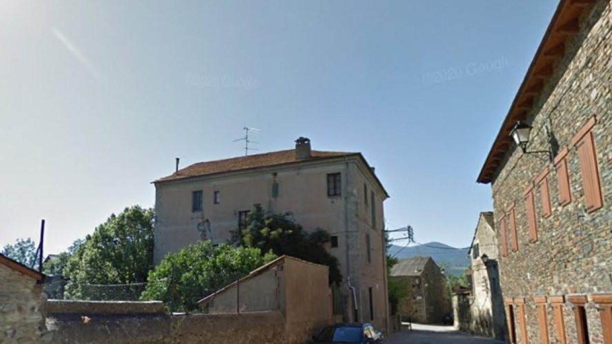 Una vivienda unifamiliar aislada con anexos y solar segregable en Age, Puigcerdà.