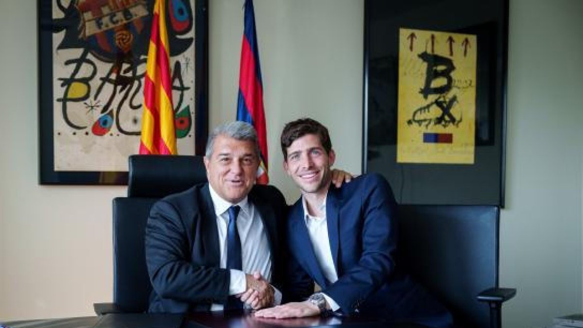 El president Laporta i Sergi Roberto, ahir a la firma del contracte.