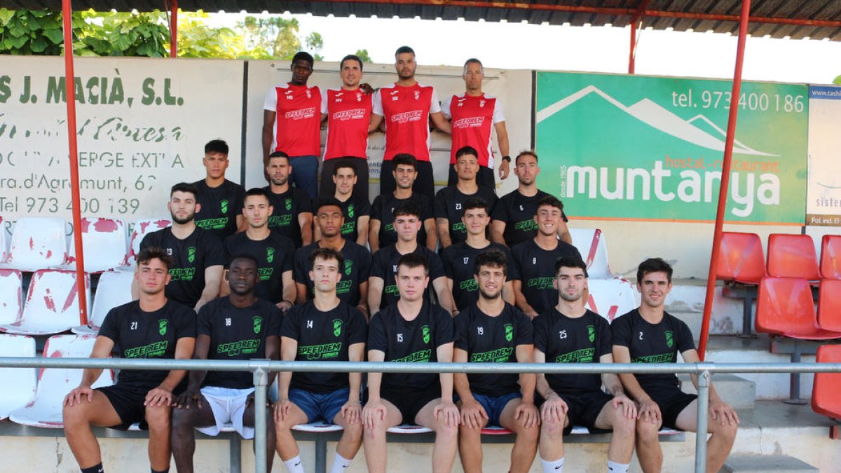 Foto de grupo de la plantilla que arrancó ayer la pretemporada, junto al cuerpo técnico (en la fila superior).
