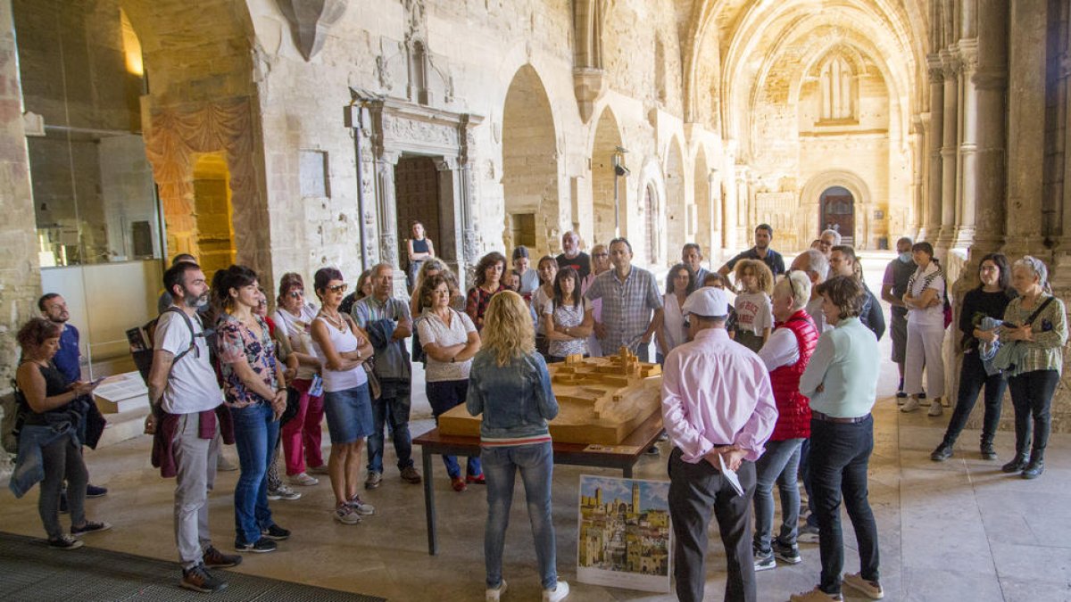 Un momento ayer de una de las visitas guiadas al Turó de la Seu Vella, en el claustro del monumento.