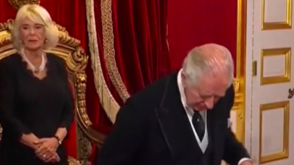 VÍDEO. Aquest gest despectiu de Carles III amb un dels seus súbdits enfada a les xarxes