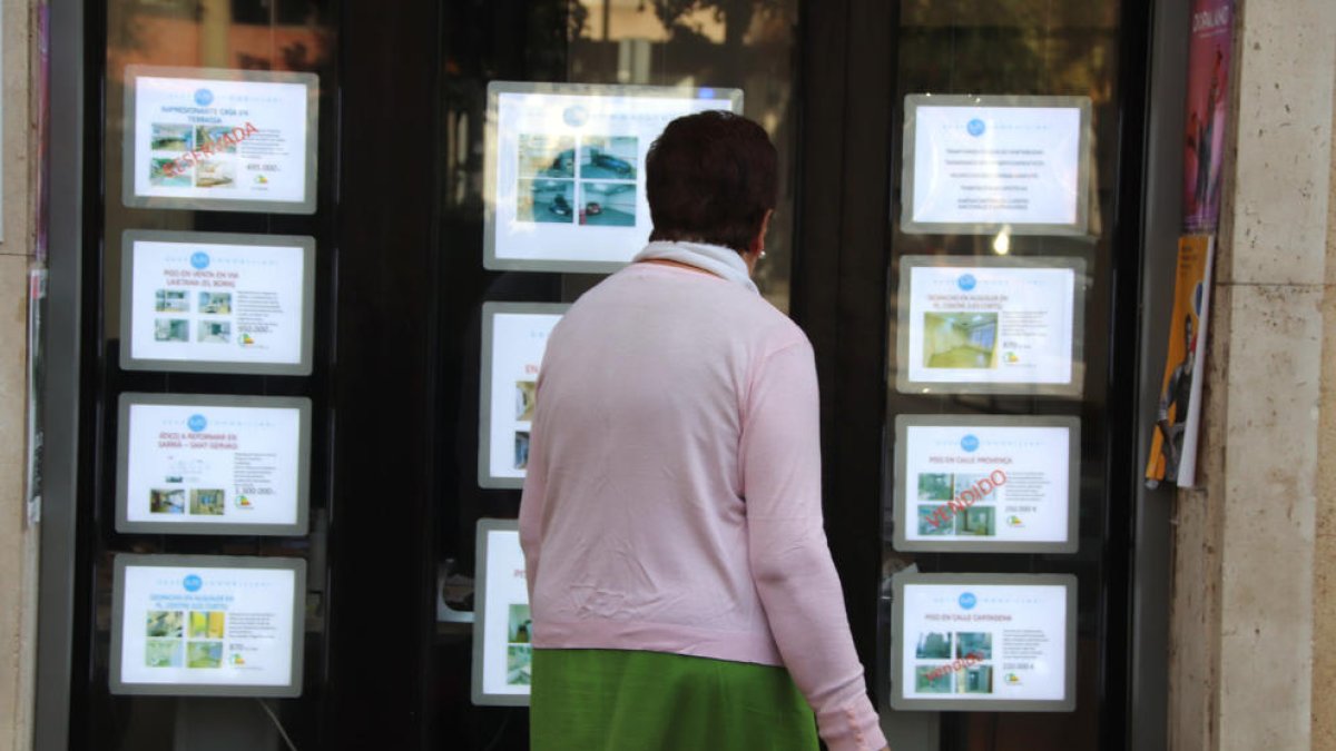 Una dona amb el carro després de fer la compra.