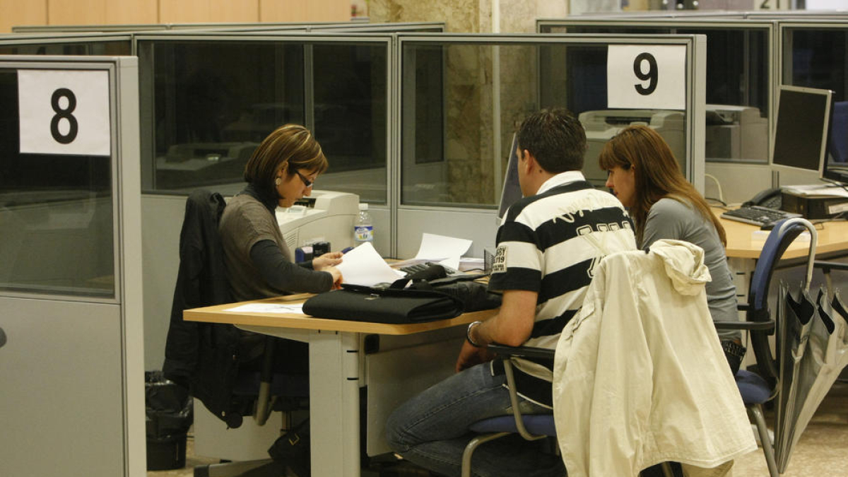 Contribuyentes realizando la declaración de la renta en Lleida en una imagen de archivo