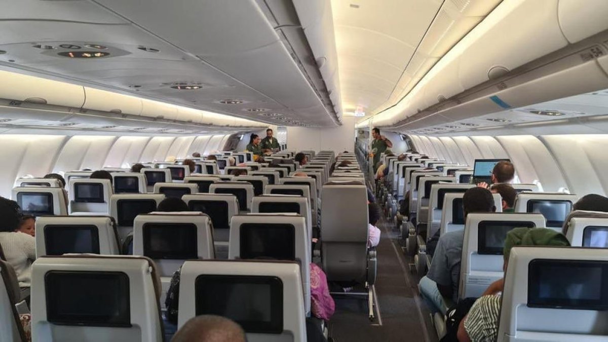 Imagen del interior del avión con los últimos repatriados.