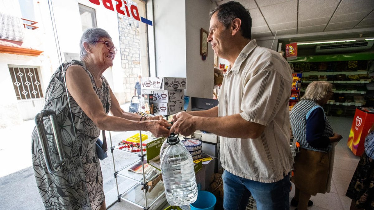 L’ajuntament de l’Espluga Calba reparteix aigua embotellada entre els veïns des de divendres.