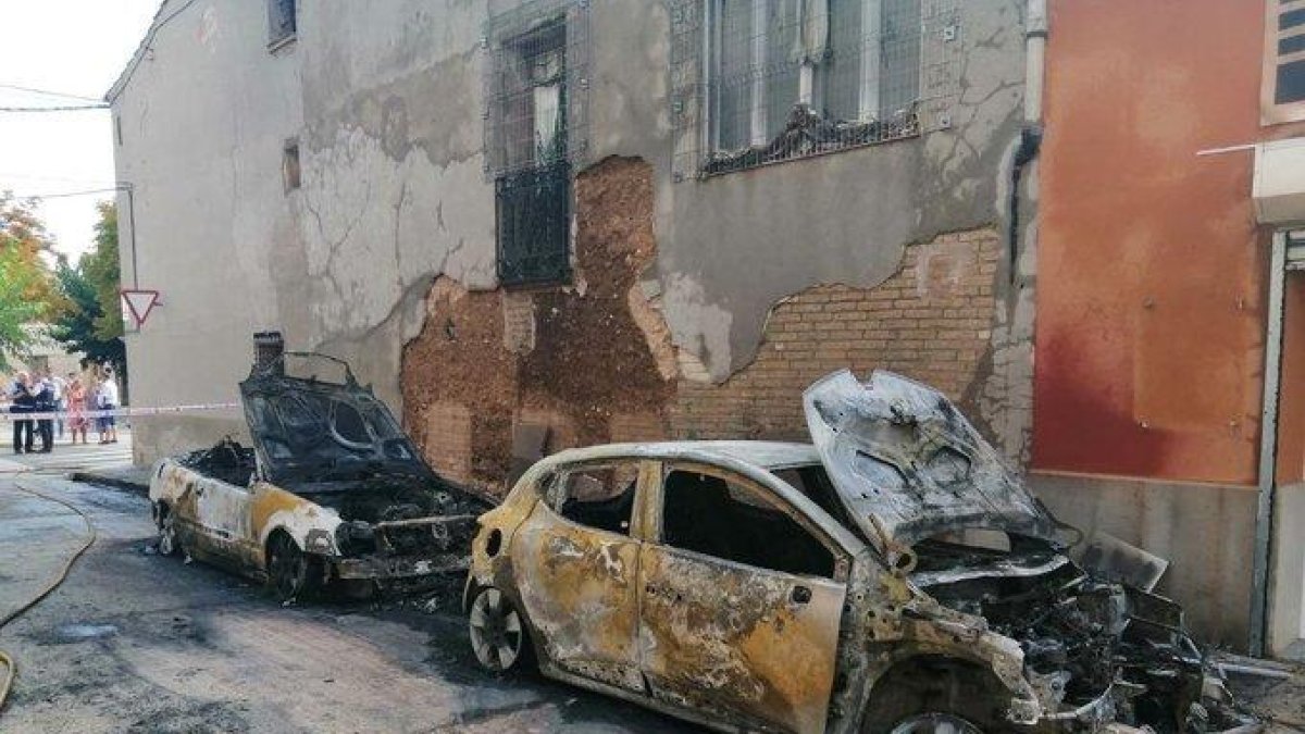 Calcinats dos cotxes estacionats a Torregrossa