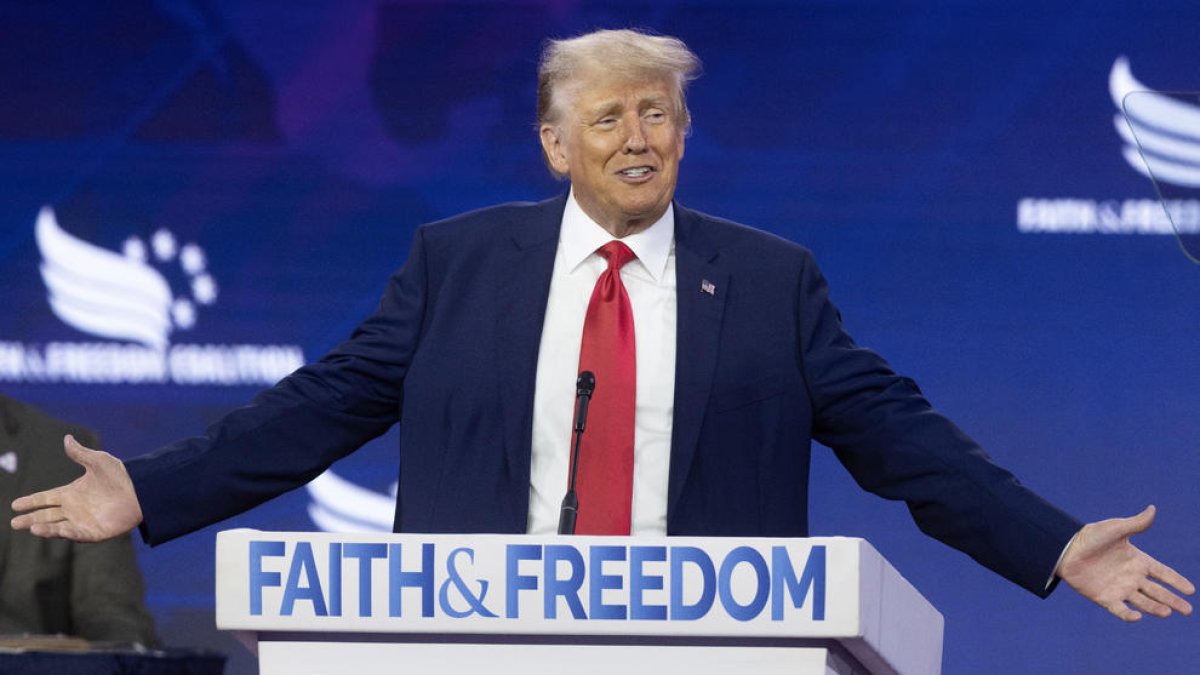 El expresidente de EEUU Donald Trump puede incluso sacar beneficio electoral de sus imputaciones.