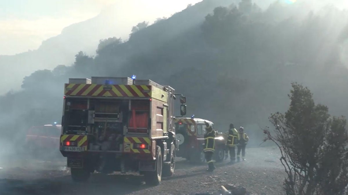 Una dotació terrestre dels bombers intenta apagar el foc.