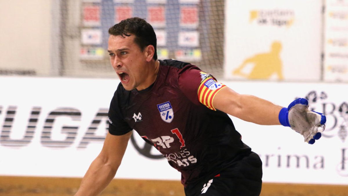 Joan Cañellas celebra eufórico el gol que marcó y que suponía el 1-3 a favor del Lleida Llista.