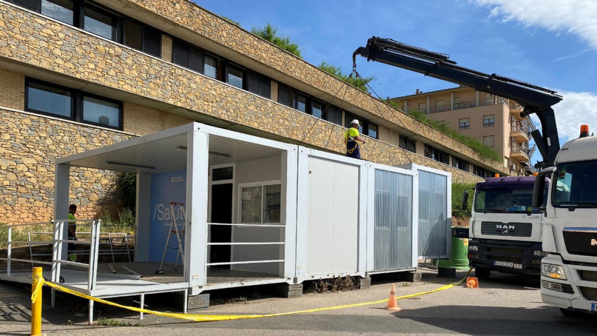 Operarios retiraron ayer el módulo del CAP de Tremp.