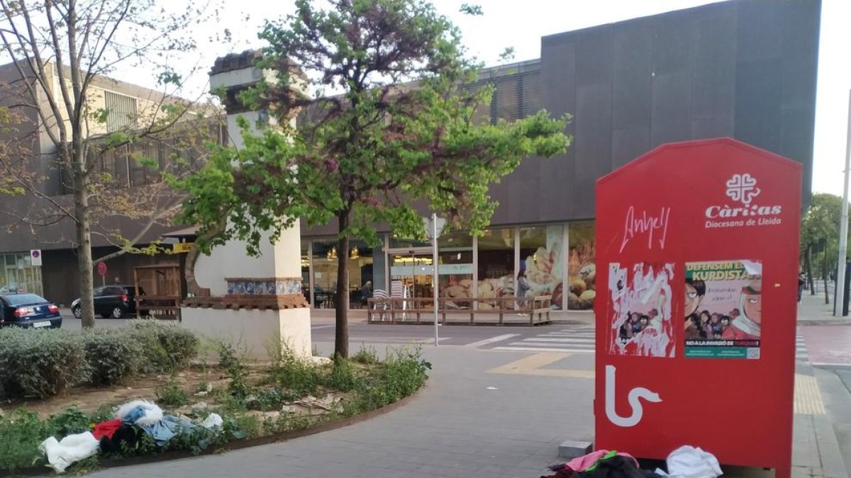 Ropa fuera del contenedor en Lleida