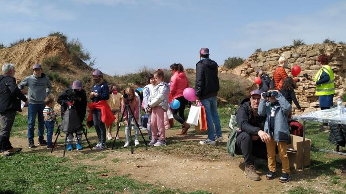 Algunas de las familias que pasaron por el punto de observación instalado el domingo en el Turó.