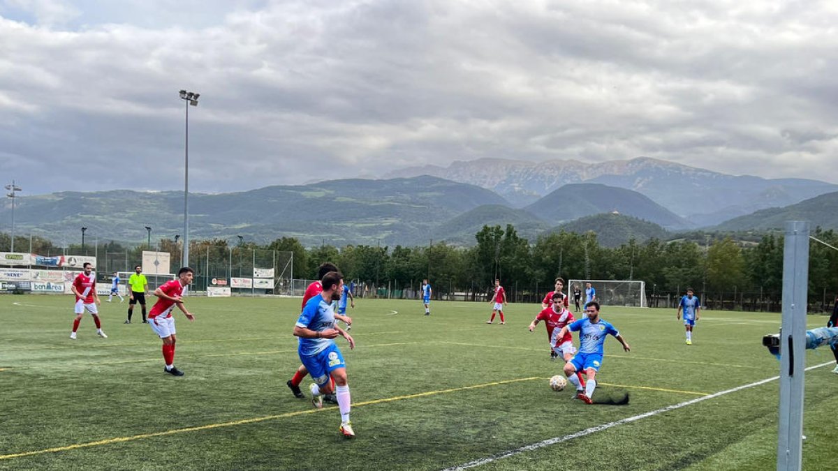 Un jugador de la Seu d’Urgell trata de pasarle el esférico a un compañero ante la presión de los rivales.
