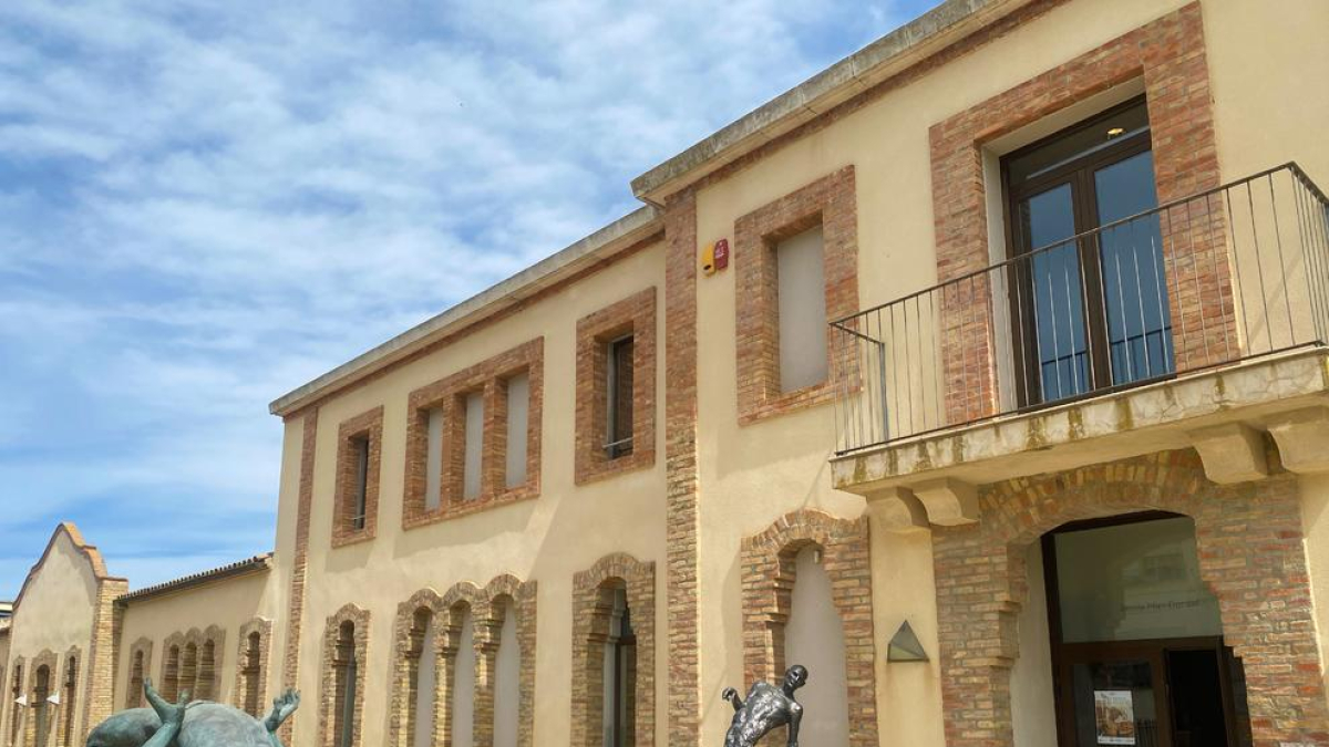 El museu d'Almacelles ocupa un edifici noucentista amb detalls postmodernistes