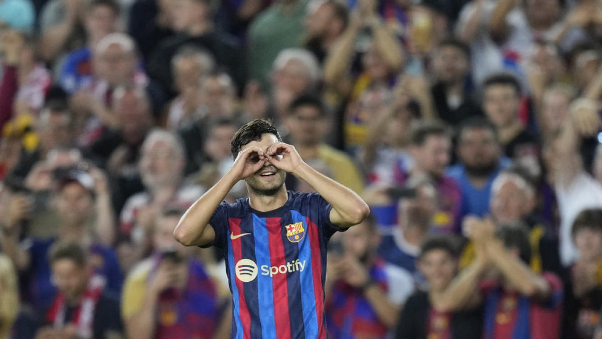 Pedri celebra el gol amb un gest dedicat al seu pare.
