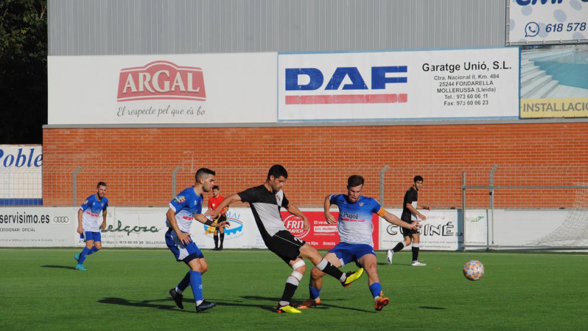 Un jugador del Horta intenta superar la presión del capitán local, Jofre Graells.