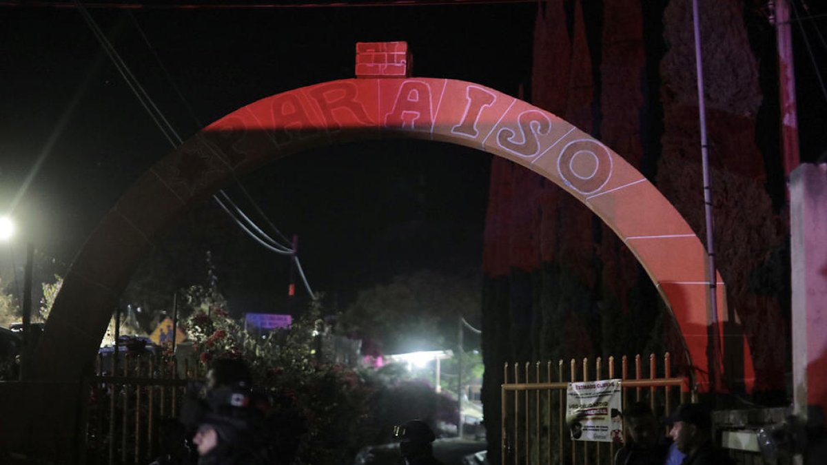 Policías y periodistas frente al lugar donde sucedió la matanza.