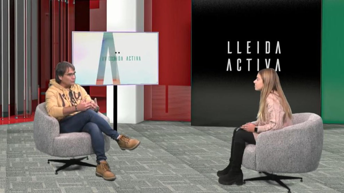 El diputat Carles Gibert conversa amb Ariadna Sánchez.