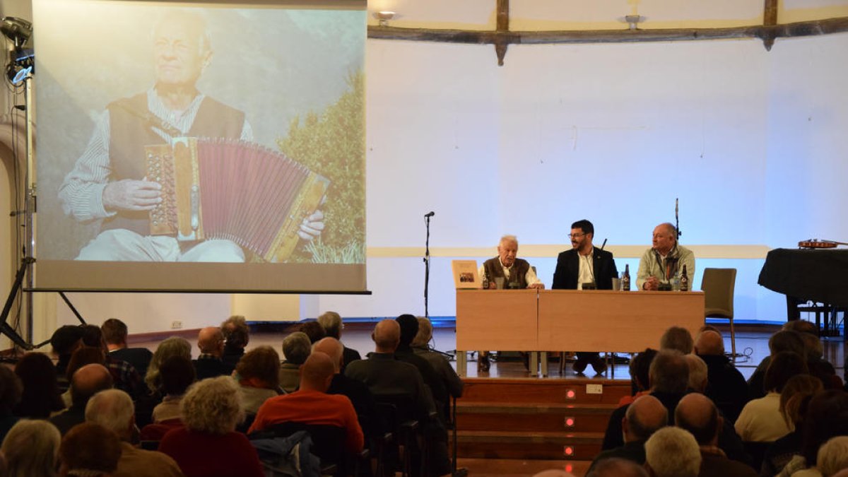 Artur Blasco presentando ayer su libro en La Seu d’Urgell.