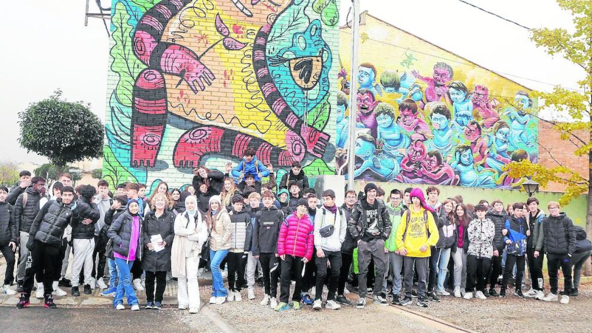 Foto de família dels 120 alumnes de l’institut Manuel Blancafort de la Garriga que van visitar dimecres Torrefarrera per admirar els murals de l’Street Art Festival.