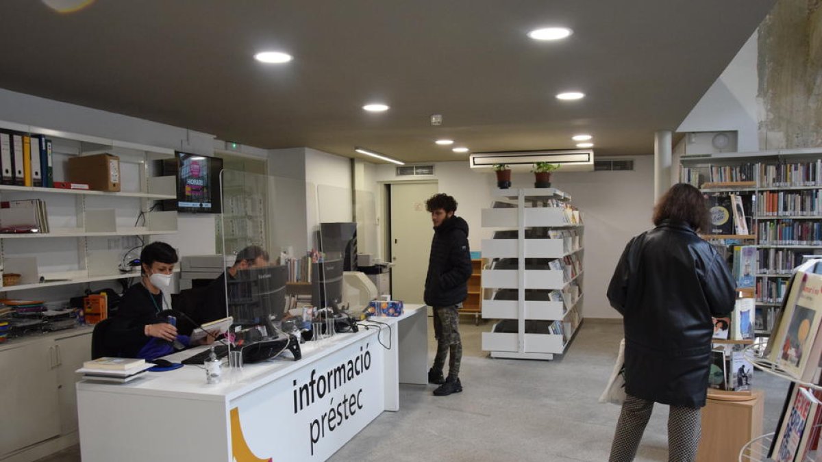 La biblioteca va reobrir ahir en horari de tarda.
