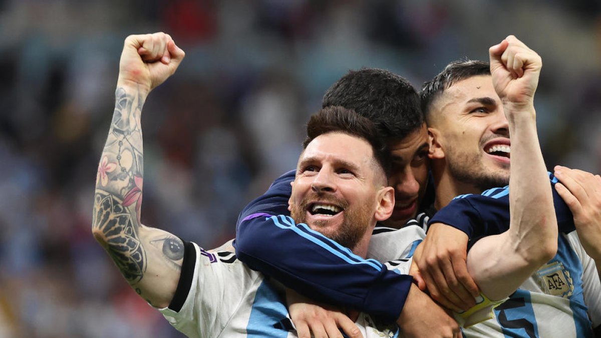Messi es abrazado por sus compañeros, celebrando la clasificación para las semifinales.
