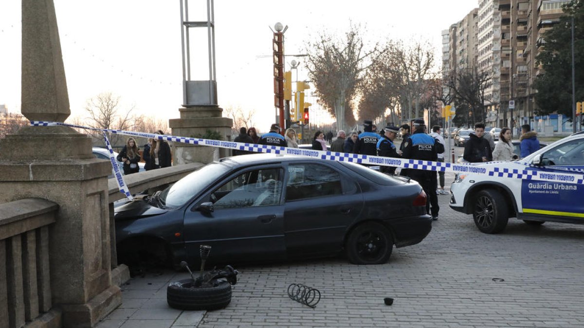 Accident aparatós. El succés va causar gran expectació i el cotxe va quedar encastat al mur.