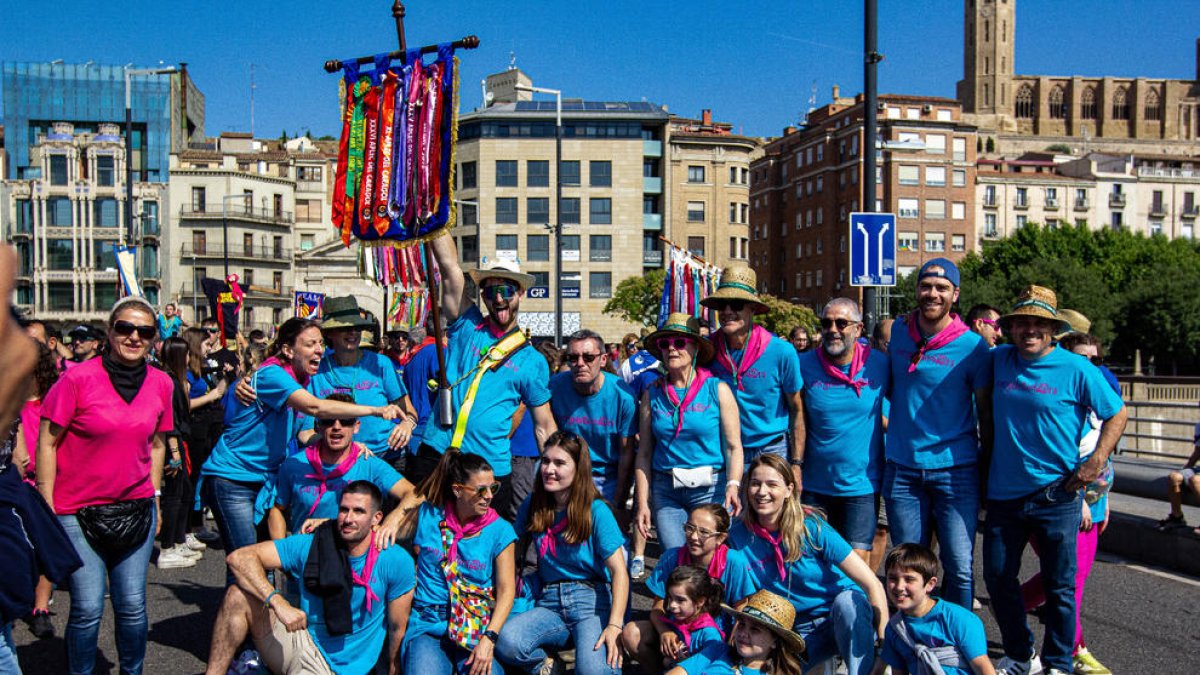 Després de recollir els pendons, les colles van tornar a les seues carpes creuant el pont Vell cap als Camps Elisis.