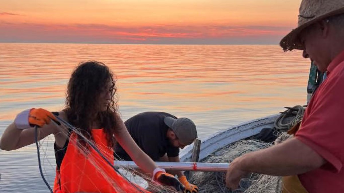 Uns pescadors treballant les arts de pesca tradicionals.