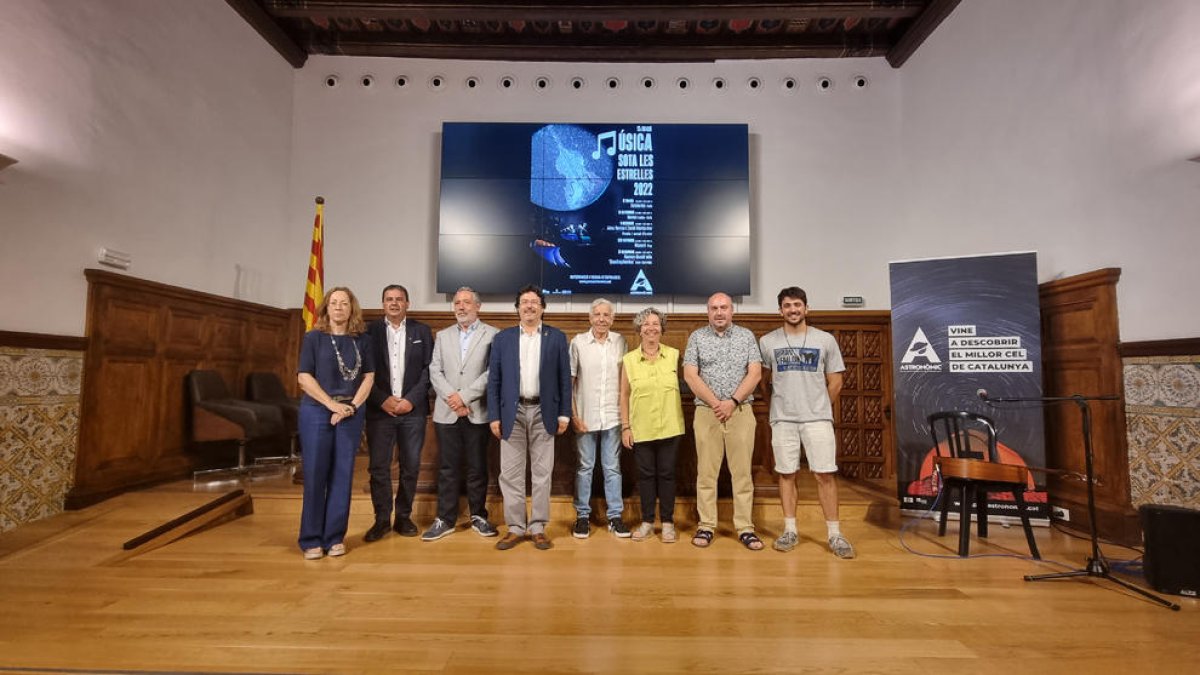 Autoritats al costat d’alguns dels artistes que participaran en el certamen.