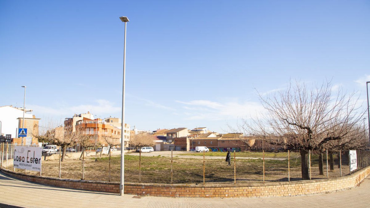 El solar se ubica en el centro urbano, junto a la guardería municipal Ralet Ralet.