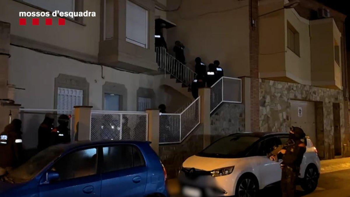 Escorcoll dels Mossos d’Esquadra a casa de la funcionària.