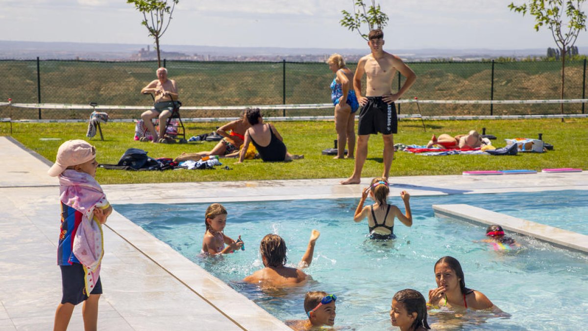 Banyistes de totes les edats aquesta setmana a les piscines de Benavent de Segrià, les últimes estrenades aquest estiu a Lleida.