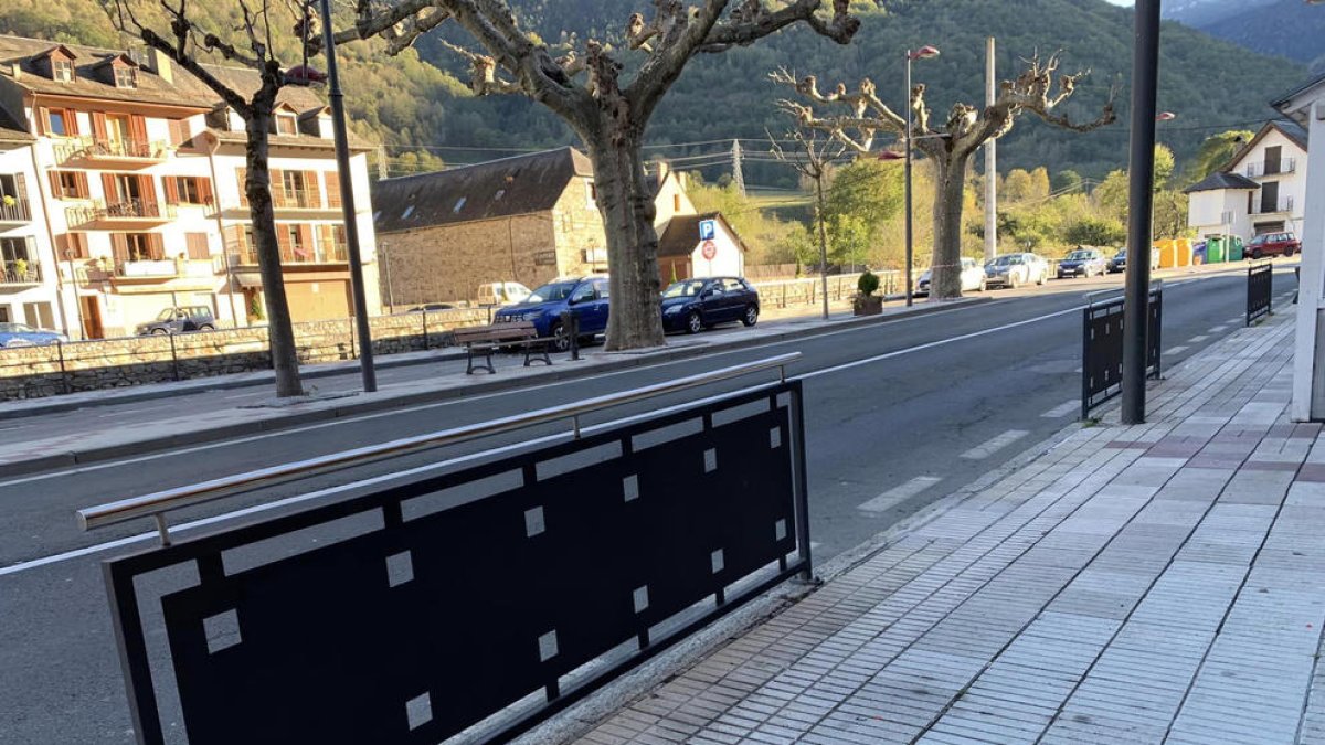 S’han instal·lat aquestes baranes, més visibles amb la neu.