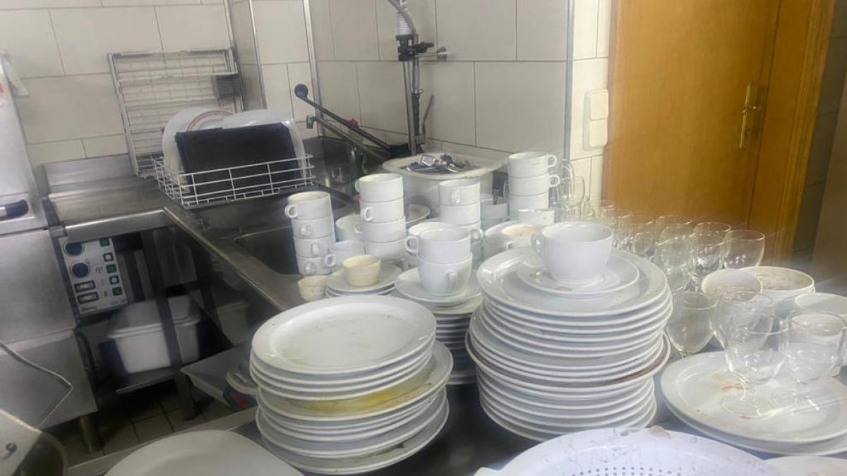 Plats amuntegats en un establiment de Boí al no haver-hi aigua durant tot el matí.