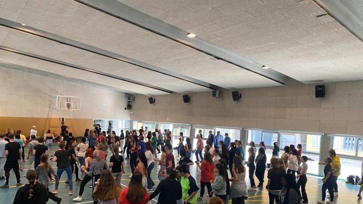 Una clase de zumba en el IES Ronda de Lleida con motivo del Día Mundial de la Salud Mental.