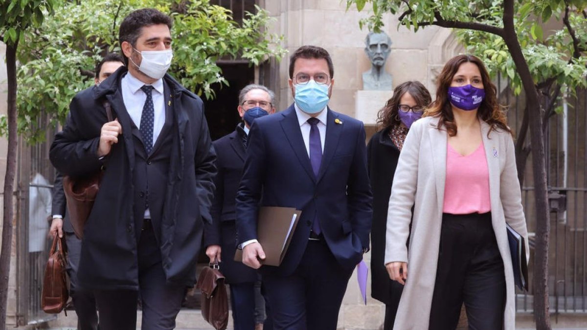 El presidente de la Generalitat, Pere Aragonès, el vicepresidente, Jordi Puigneró, y la consellera de la Presidencia, Laura Vilagrà, se dirigen a la reunión del Consejo Ejecutivo.