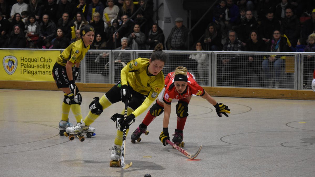 Victòria Porta supera la jugadora local Aimee Blackman, en una acció del partit.