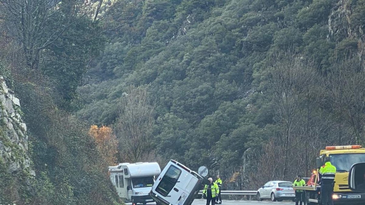 Imatge de l’accident d’ahir al matí entre Rialp i Llavorsí.