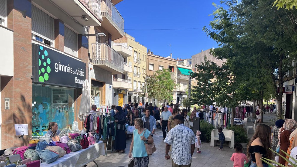 Alguns dels compradors que es van atansar ahir al Mercat de Rebaixes de Mollerussa.