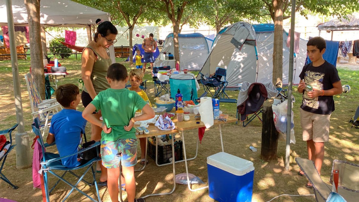 Clients del càmping de Sant Llorenç de Montgai.