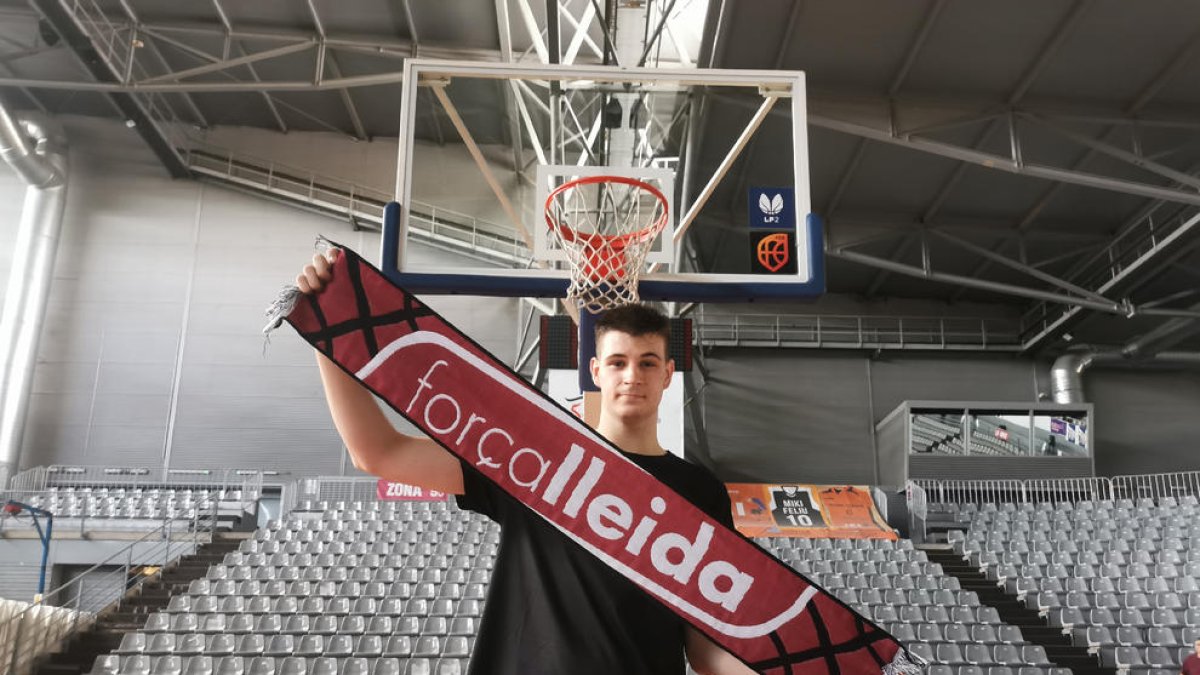 David Castellnou posa con la bufanda de su nuevo club en el parquet del Barris Nord.