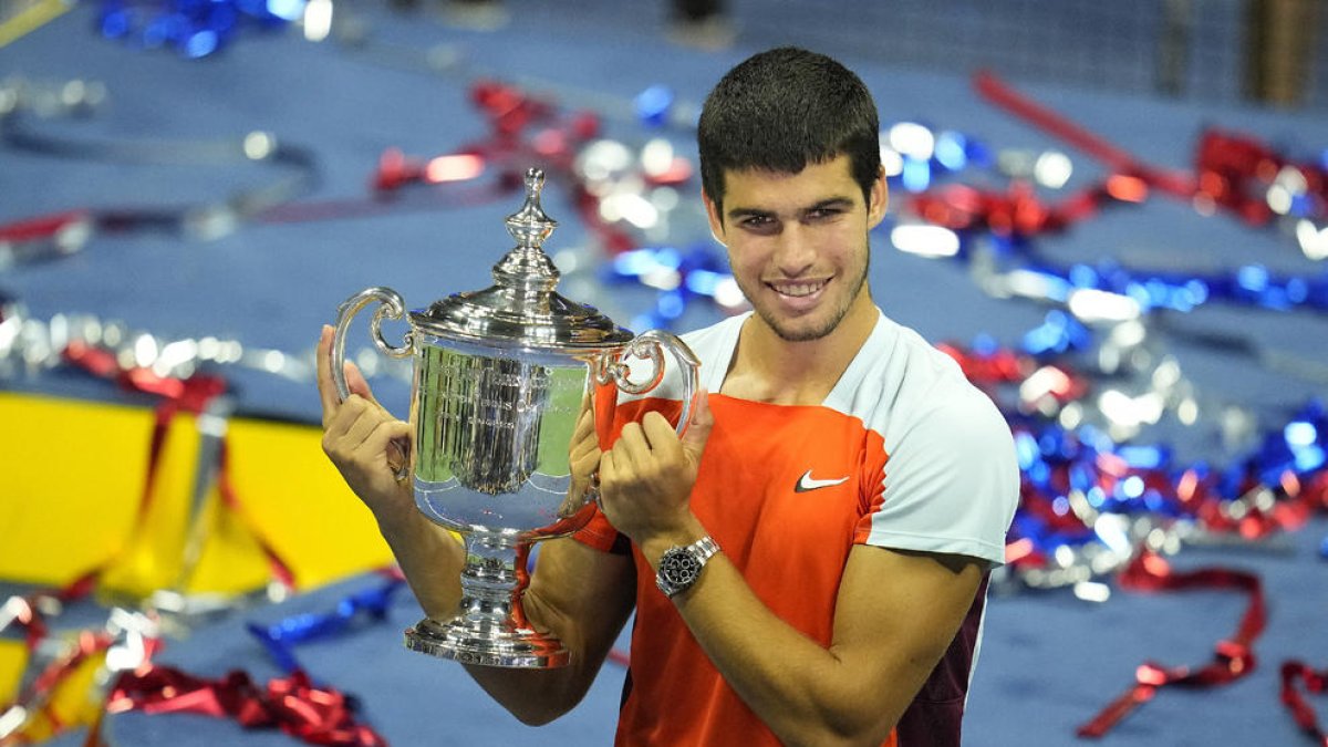Carlos Alcaraz, con el trofeo conquistado en Nueva York, que le ha llevado al número uno mundial.