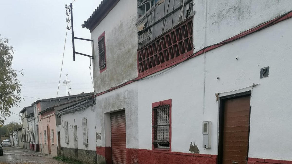 El carrer Salou, al costat del cementiri, a la Bordeta, ahir al matí ple de bassals de pluja.