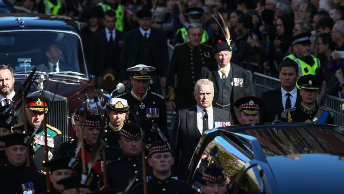 Cortejo fúnebre. Parte de la familia real británica acompañó el féretro de Isabel II de camino a St. Giles