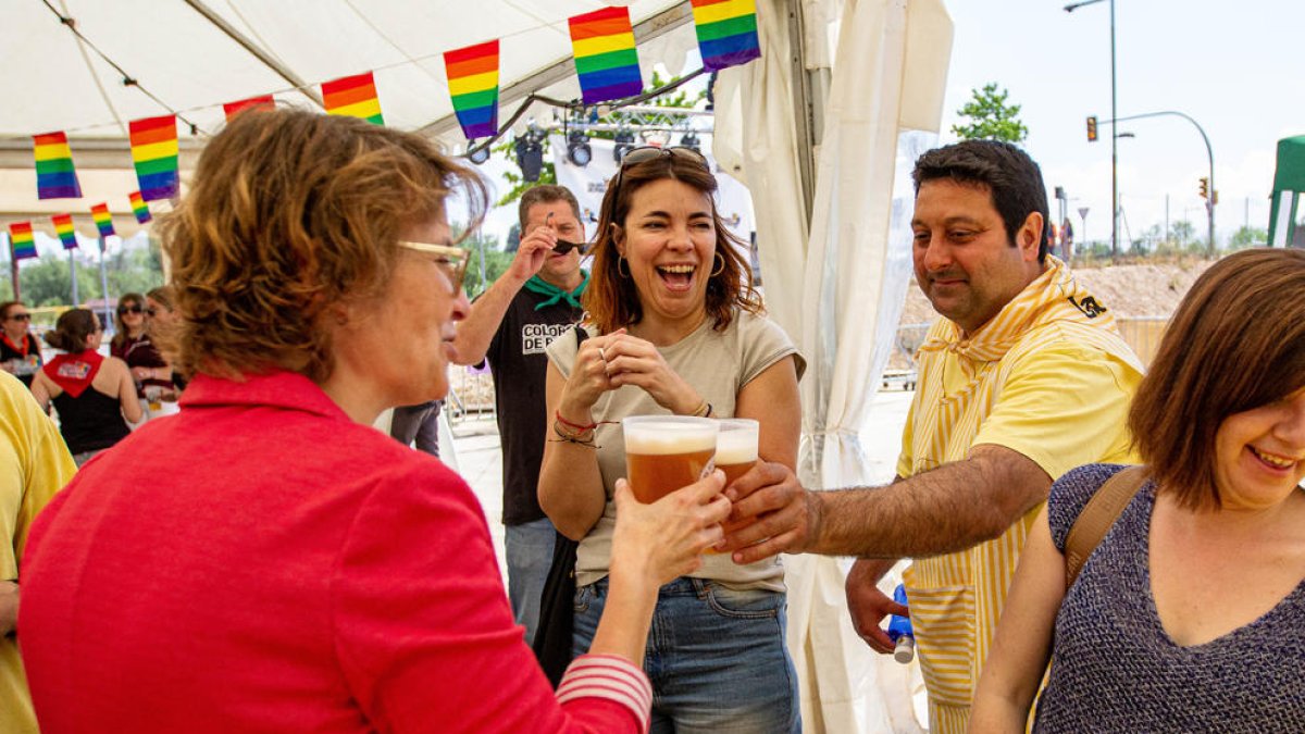 La consellera Serret va visitar algunes carpes.