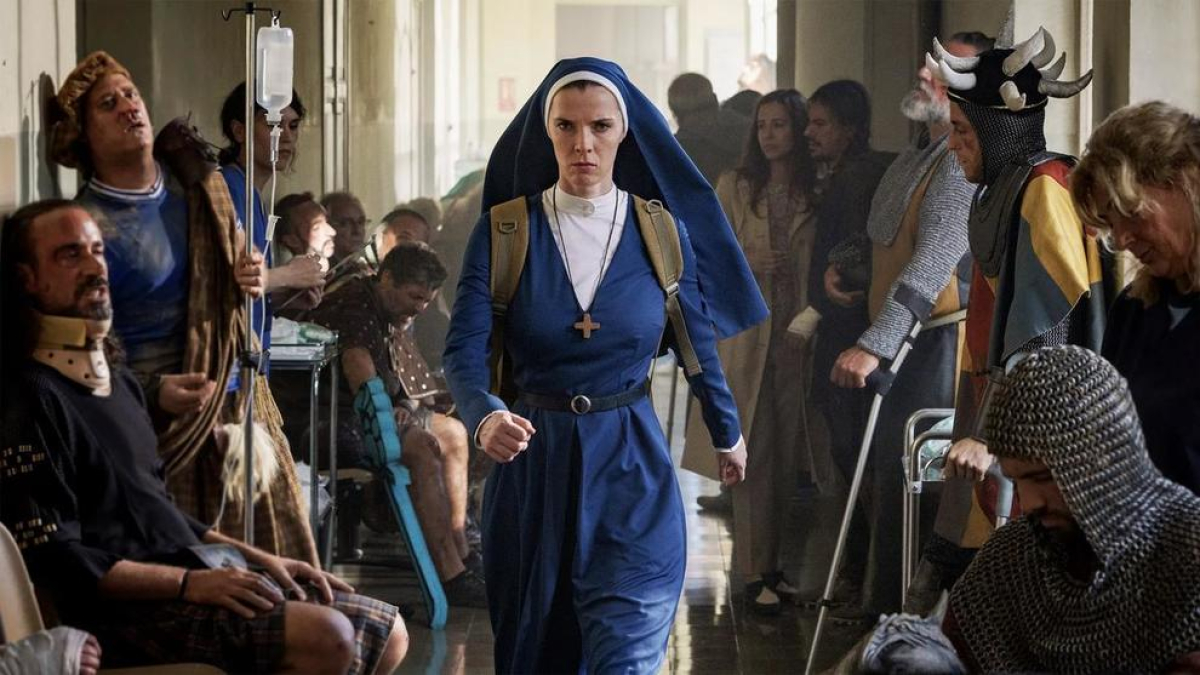 Betty Gilpin interpreta la germana Simone, protagonista del xou.