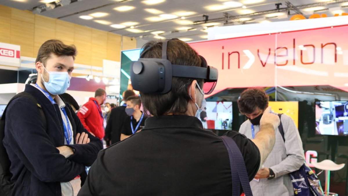Un visitant interactúa del saló i congrés tecnològic Advanced Factoriesamb ulleres de realitat virtual a l'expositor d'Invelon a la sisena edició
