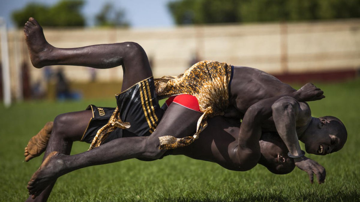 Dos participants dels comtats d’Imatong i Terekeka en la Competició Nacional de Lluita a l’estadi Juba.